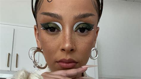 Doja Cat flaunts her jaw